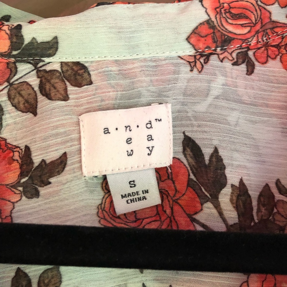Floral Button-Up Blouse - Picture 2 of 3